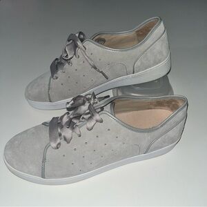 Vionic Keke Women's Size 11 Suede Lace Up Supportive Sneaker Light Gray